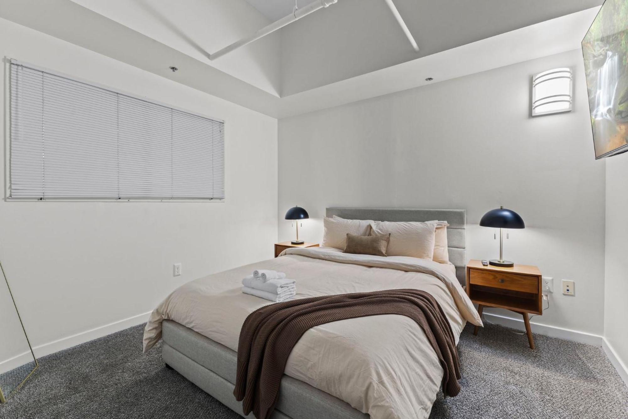 Indy Metro Stay - Sleeps 8 - Skywalk Access - Monument Circle Индианаполис Экстерьер фото