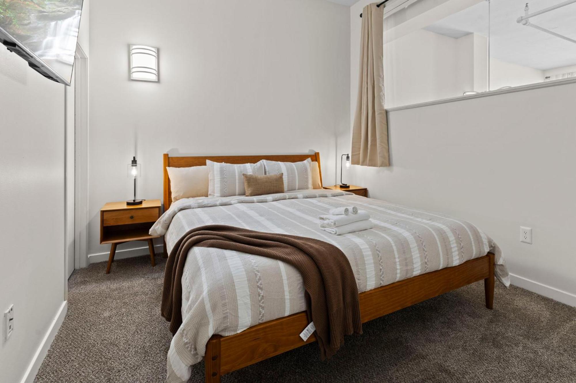 Indy Metro Stay - Sleeps 8 - Skywalk Access - Monument Circle Индианаполис Экстерьер фото