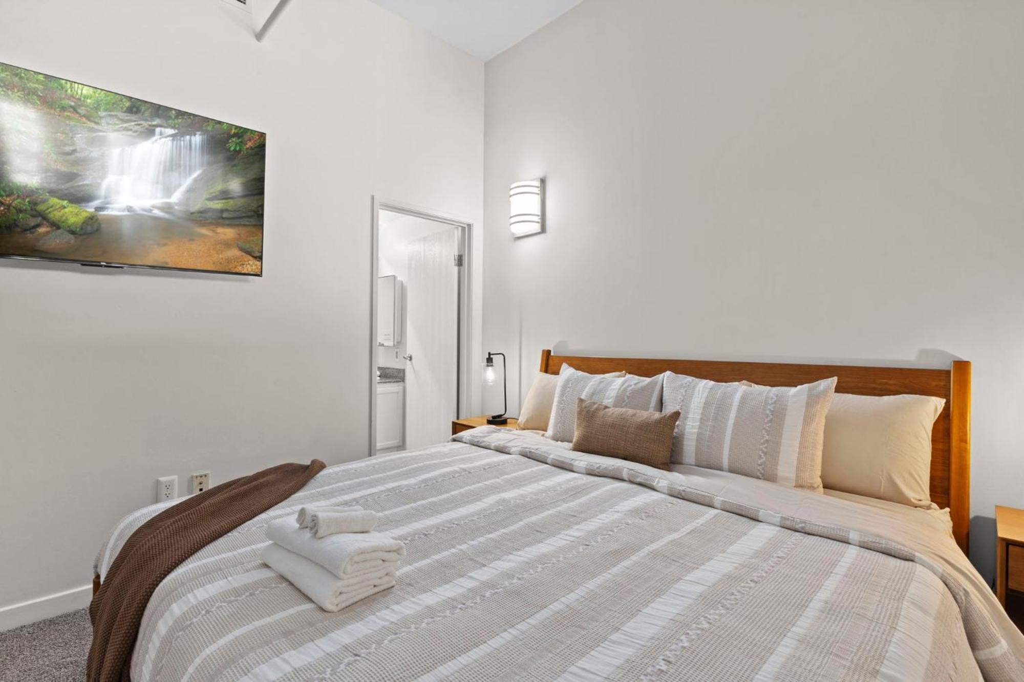 Indy Metro Stay - Sleeps 8 - Skywalk Access - Monument Circle Индианаполис Экстерьер фото