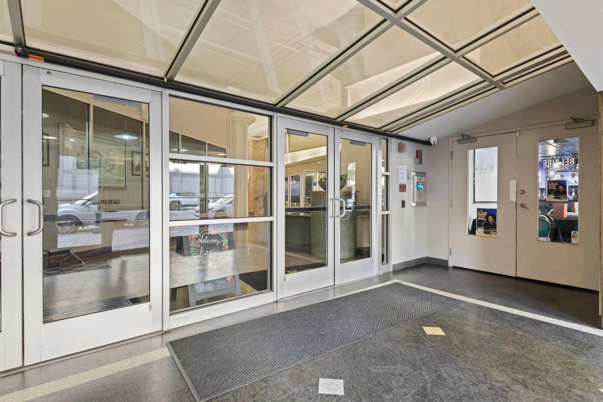 Indy Metro Stay - Sleeps 8 - Skywalk Access - Monument Circle Индианаполис Экстерьер фото