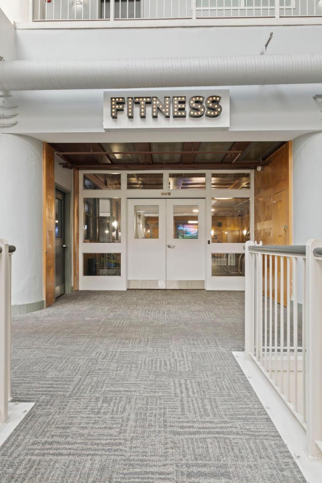 Indy Metro Stay - Sleeps 8 - Skywalk Access - Monument Circle Индианаполис Экстерьер фото