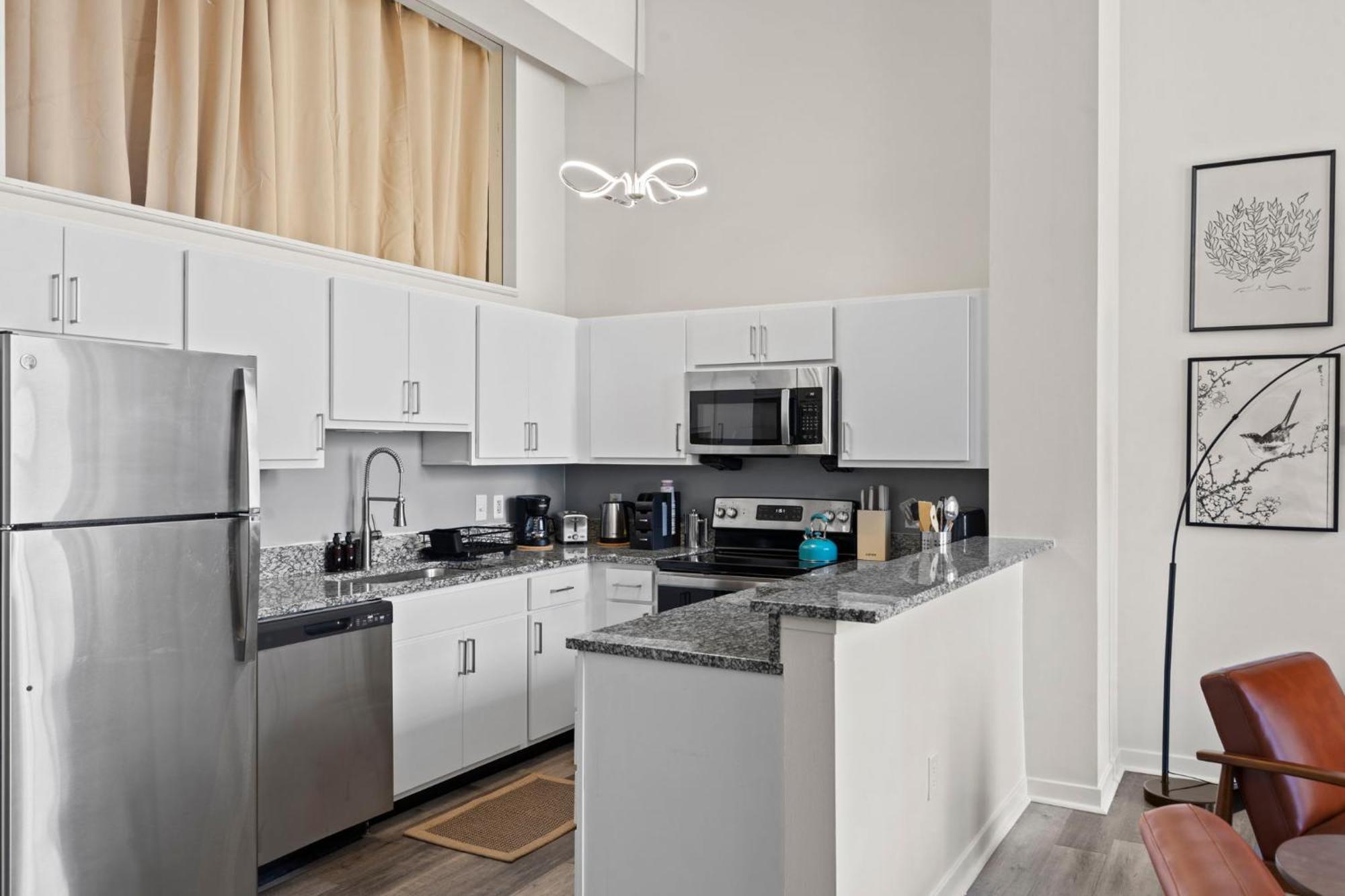 Indy Metro Stay - Sleeps 8 - Skywalk Access - Monument Circle Индианаполис Экстерьер фото