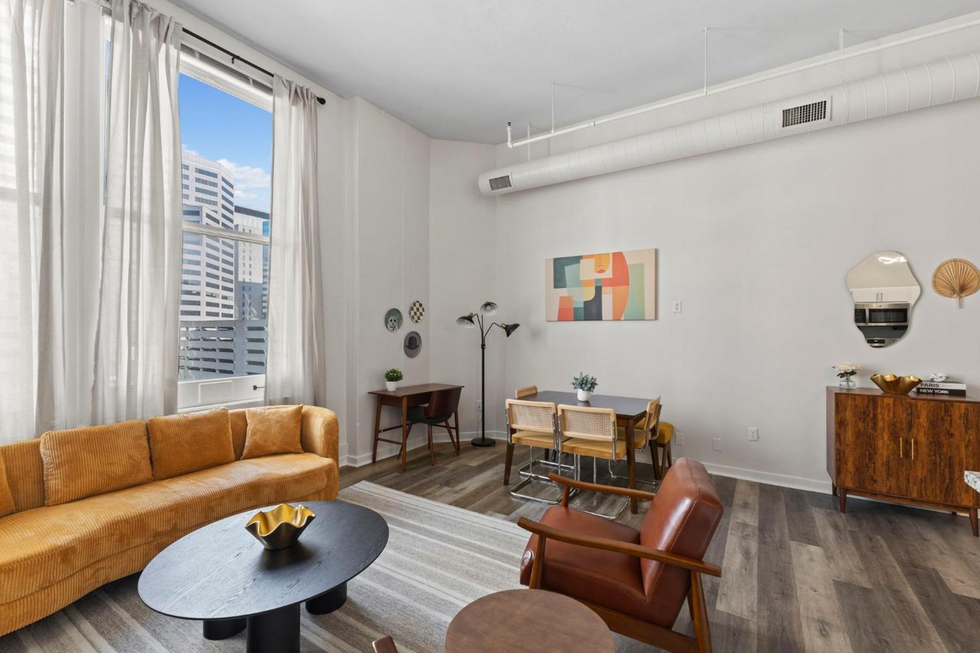 Indy Metro Stay - Sleeps 8 - Skywalk Access - Monument Circle Индианаполис Экстерьер фото