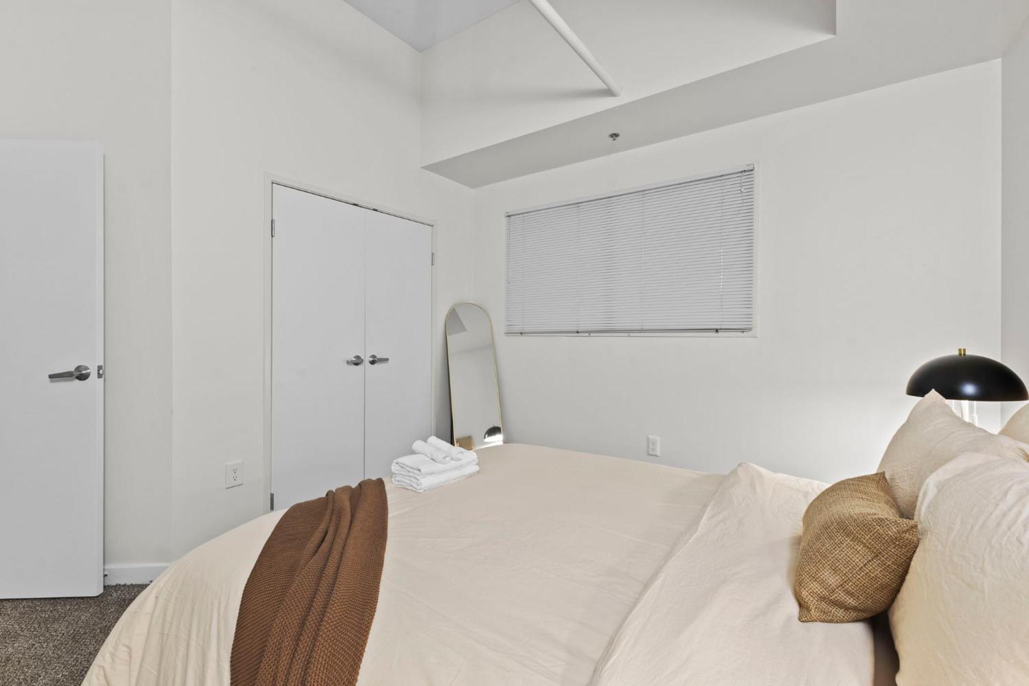 Indy Metro Stay - Sleeps 8 - Skywalk Access - Monument Circle Индианаполис Экстерьер фото